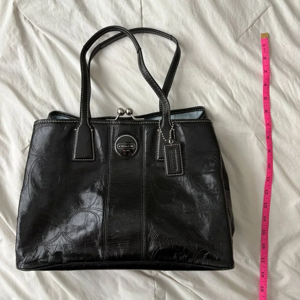 Coach Black Patent Leather Double Side Pockets Kiss Lock Closure luxury Chic